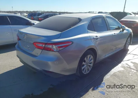 2018 Toyota Camry Le z USA, uszkodzony, nr VIN 4T1B11HK3JU041360